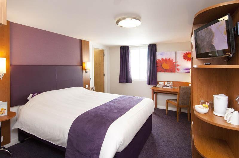 Premier Inn Dover Central - Eastern Ferry Terminal Екстериор снимка