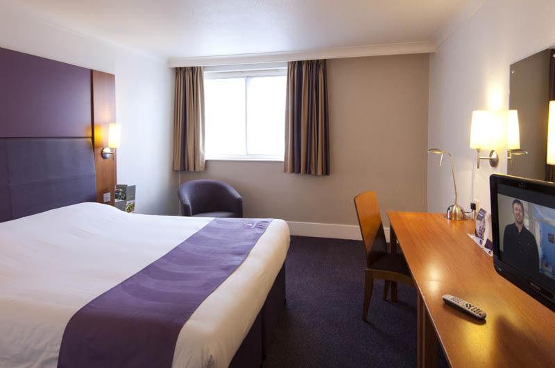 Premier Inn Dover Central - Eastern Ferry Terminal Екстериор снимка